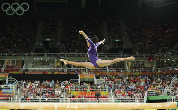 Rebeca Andrade, mulher negra, em apresentação durante as Olimpíadas de 2016, na modalidade de ginástica artística.