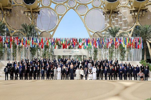 Fotografia oficial dos representantes dos países durante a Conferência das Partes (COP 28) em Dubai.