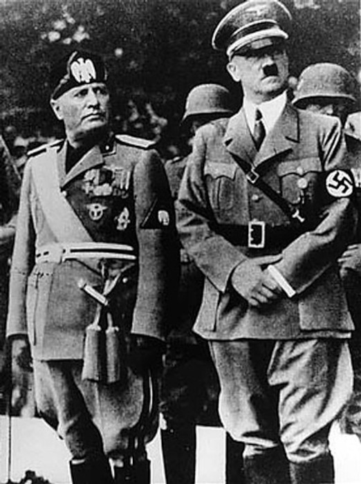 Hitler e Mussolini, líderes autoritários estabelecidos na Europa durante a crise do Estado Moderno Liberal.
