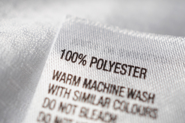 Etiqueta em tecido de poliéster, produzido por reação de esterificação.