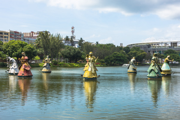 Estátuas de orixás, divindades dos iorubás, em um lago na Bahia.
