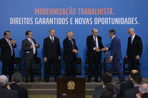  Michel Temer e outras autoridades durante cerimônia, em 2017, em texto sobre movimento operário brasileiro.