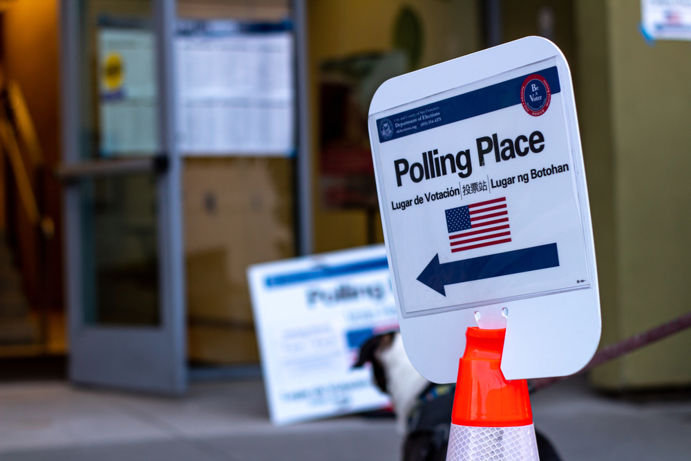 Placa com escrito “polling place”, que significa “lugar de votação”, em referência à Superterça nos EUA.