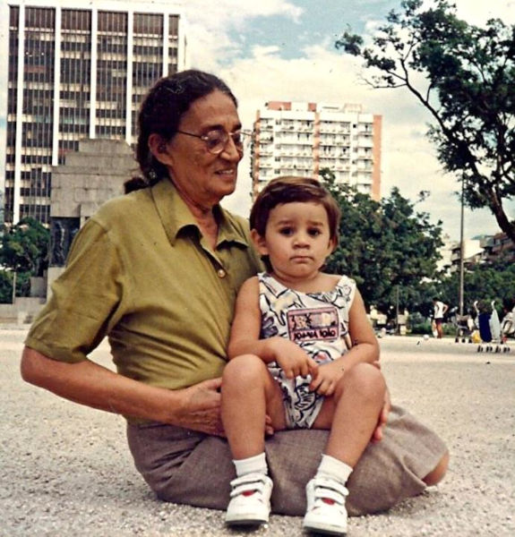 Zé Ramalho criança no colo de sua mãe, Estelita Torres Ramalho.