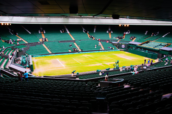Partida de tênis no Estádio de Wimbledon, que foi palco do primeiro torneio de tênis da história.