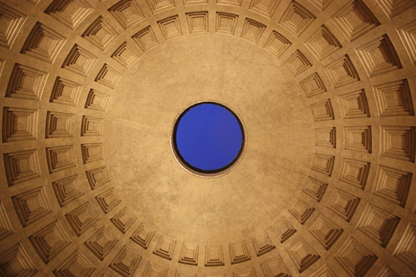 Óculo da cúpula do Panteão de Roma, um exemplo de arte romana.