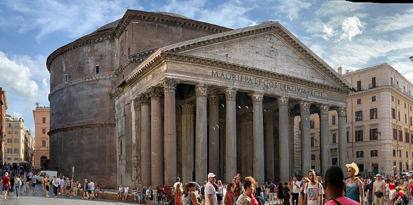 Imagem externa do Panteão de Roma na atualidade, um exemplo da arte romana.