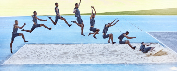 Foto reúne vários registros do movimento do corpo de um atleta durante o salto em distância do atletismo. 