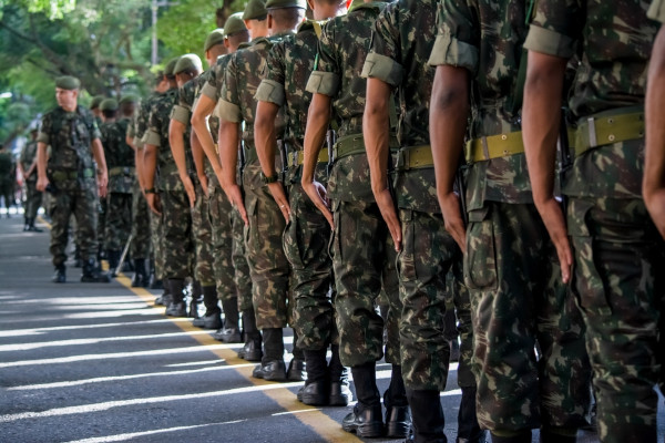 Soldados do Exército Brasileiro enfileirados em posição de sentido, em referência ao Dia do Exército Brasileiro.