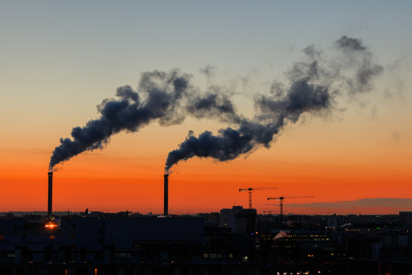 Indústrias emitindo gases poluentes, situação que é a principal causa do aquecimento global.
