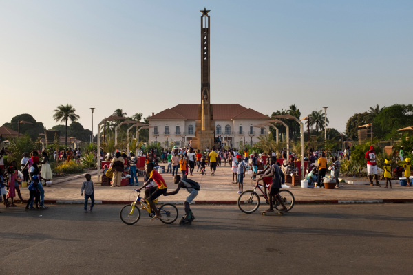  População na Praça dos Heróis Nacionais, em Guiné-Bissau.