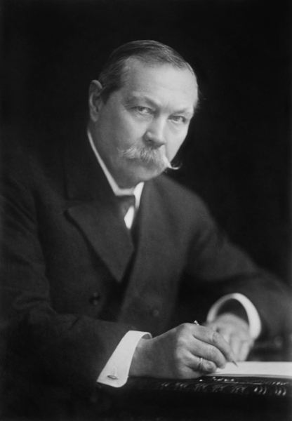 O escritor Arthur Conan Doyle por volta de 1920.