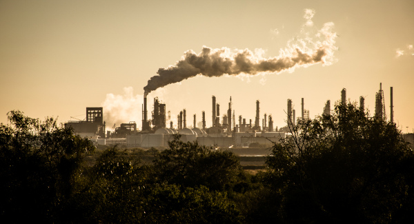 Várias indústrias emitindo gases poluentes na atmosfera, a principal causa do efeito estufa.