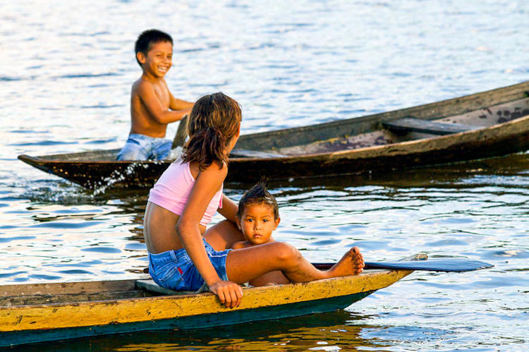 Crianças em uma canoa no rio Solimões.