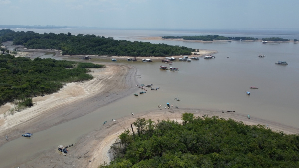 Seca no Rio Solimões, um dos impactos do aquecimento global no Brasil.