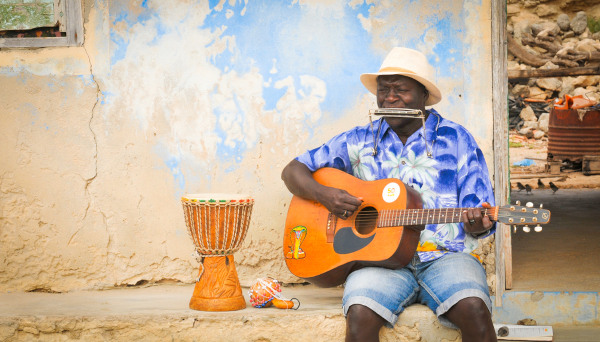 Homem tocando violão em Cabo Verde.