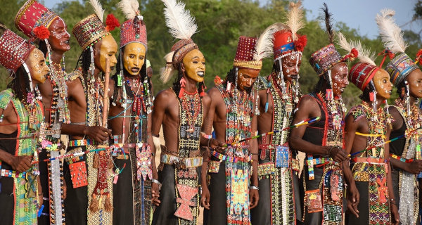 Povo nômade Wodaabe durante o festival de Gerewol, realizado todos os anos no Chade.