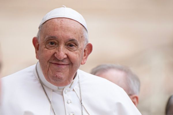 Imagem do Papa sorrindo em alusão ao dia do Papa