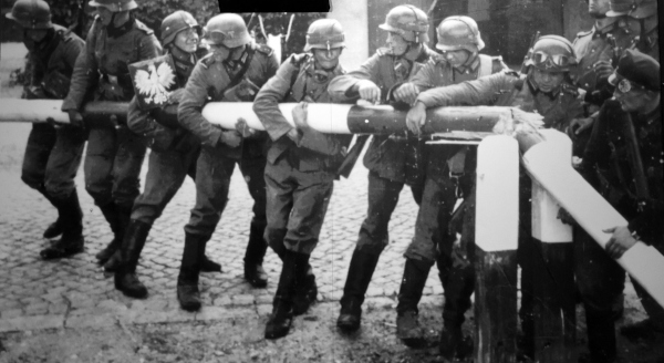 Fotografia mostrando soldados nazistas na fronteira com a Polônia pouco tempo após a assinatura do Pacto Germano-Soviético.