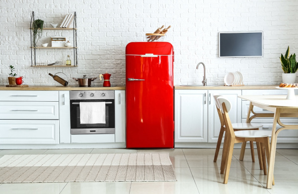 Cozinha com geladeira vermelha.