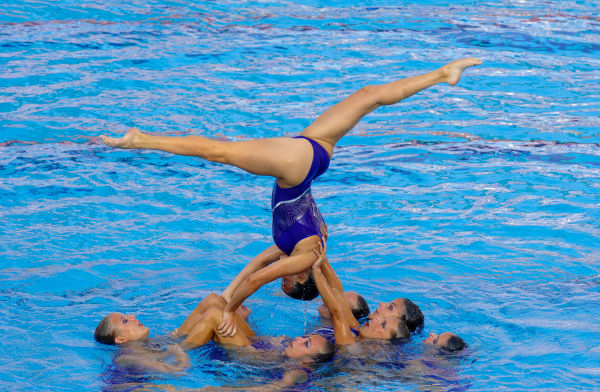 Grupo de mulheres realizando atividade de nado artístico.