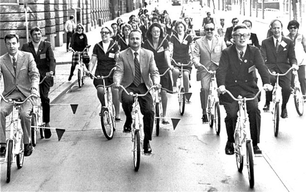 Membros da ONU indo de bicicleta para a Conferência de Estocolmo no ano de 1972.