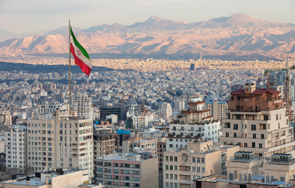 Bandeira do Irã hasteada em vista aérea desse país do Oriente Médio.