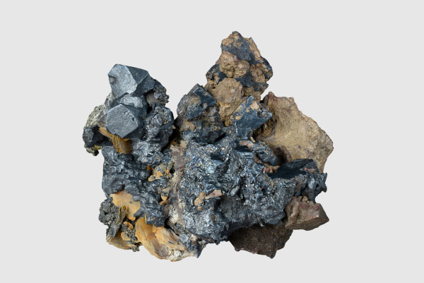 Pedaço de minério contendo argentita, em que a prata é encontrada.
