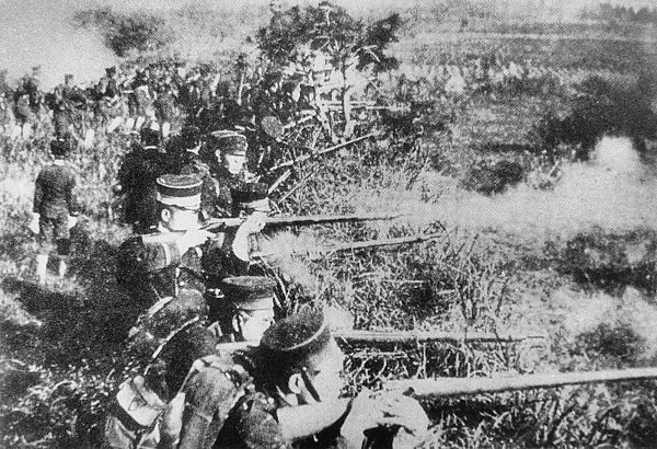 Soldados japoneses durante conflito em terra, na Primeira Guerra Sino-Japonesa.