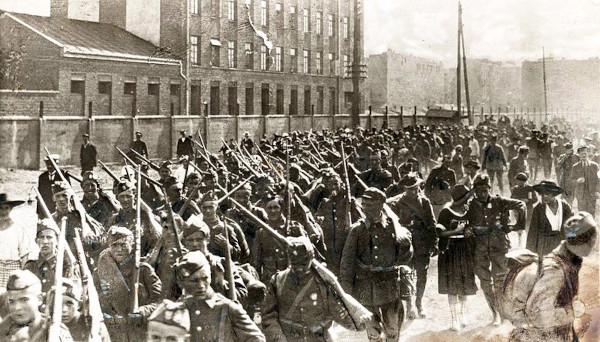 Soldados poloneses marchando para a Batalha de Varsóvia.