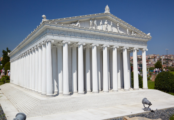 Edificação na atual Turquia, em menor escala, representando o Templo de Ártemis, uma das 7 maravilhas do mundo antigo.