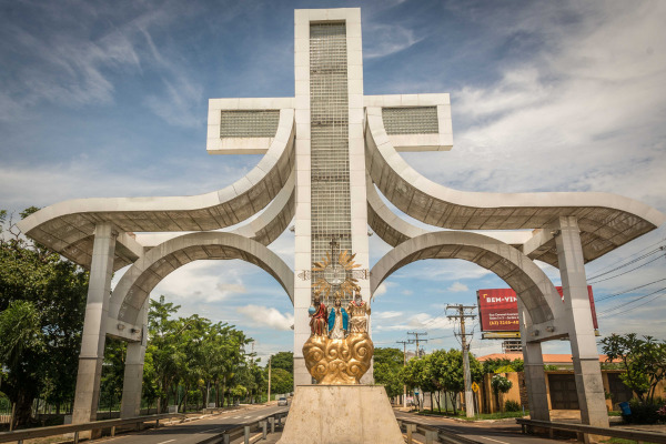 Entrada de Trindade, cidade na qual é realizada a Festa do Divino Pai Eterno, no estado de Goiás. [3]