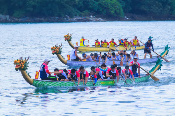 Barcos com carrancas de dragão em disputa chinesa de canoagem.