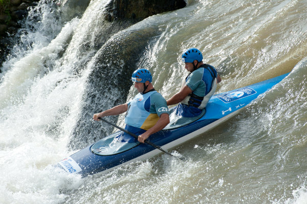 Duas pessoas praticando canoagem de descida.