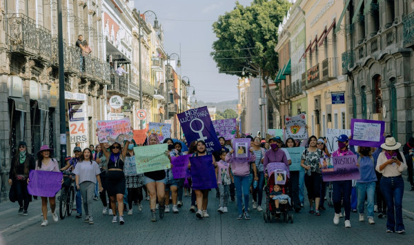 Multidão em marcha feminista no México.