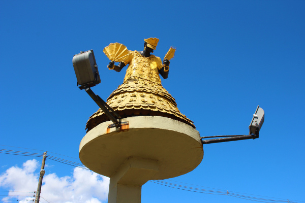 Monumento em homenagem a Oxum, a orixá dos rios, das cachoeiras, da fertilidade e da beleza. [1]