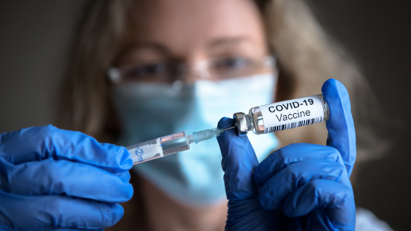 Enfermeira extraindo dose de vacina da covid-19, uma das tecnologias mais significativas desenvolvidas pela Biotecnologia.