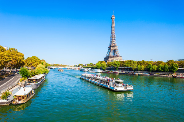 Vista do Rio Sena, em Paris, e Torre Eiffel ao fundo.