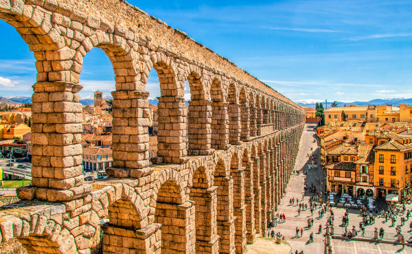 Aqueduto romano na cidade de Segóvia, Espanha.