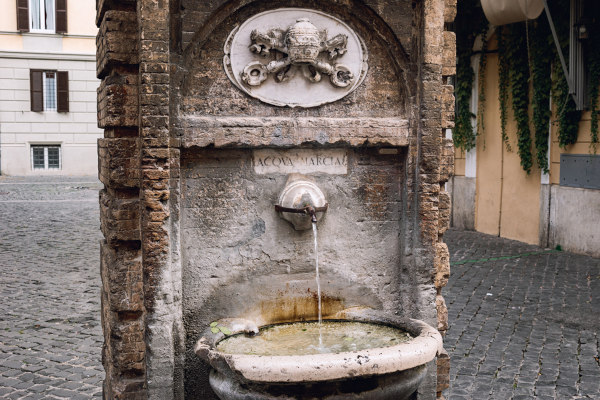 Chafariz público abastecido pelo Aqua Marcia, o maior dos aquedutos romanos.