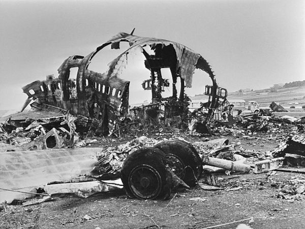 Destroços dos aviões envolvidos no maior acidente aéreo da história.