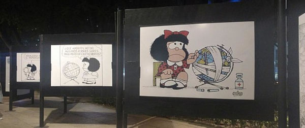 Exposição com tirinhas da Mafalda.[3]