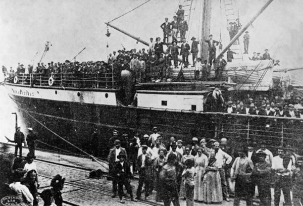 Imigrantes italianos chegando ao Porto de Santos, no estado de São Paulo, em 1907.