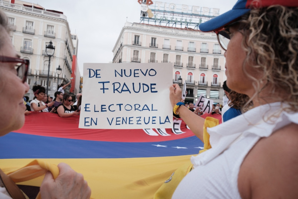 Manifestantes protestando contra o resultado da eleição presidencial de 2024 na Venezuela.[3]