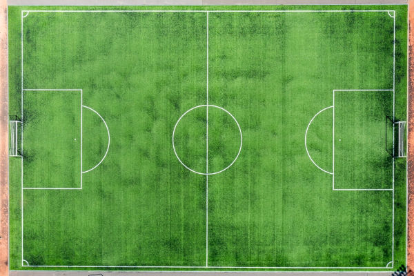 Campo de futebol e suas linhas que demarcam as áreas, uma das regras do futebol mais conhecidas.