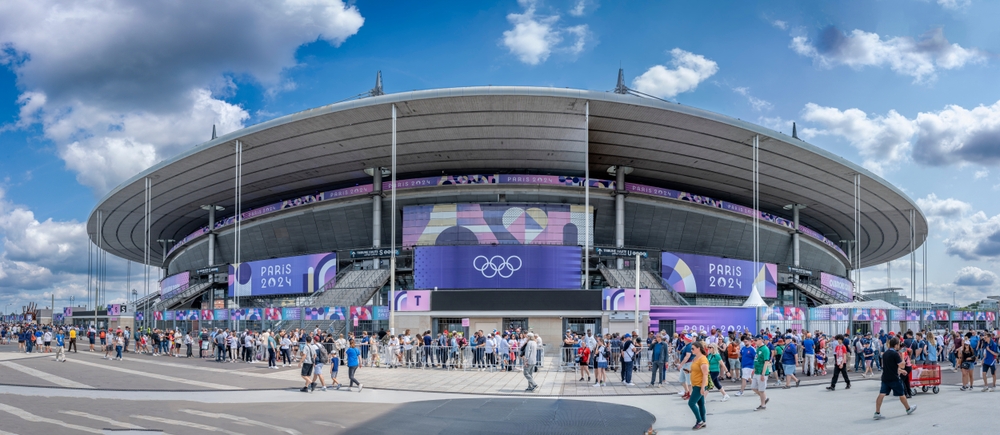 Stade de France e pessoas ao seu redor