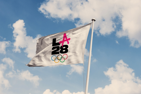 Bandeira com um dos símbolos das Olimpíadas de Los Angeles 2028.