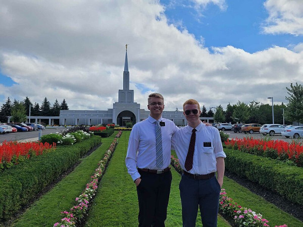 Élders, homens missionários do mormonismo, religião praticada pelos mórmons.