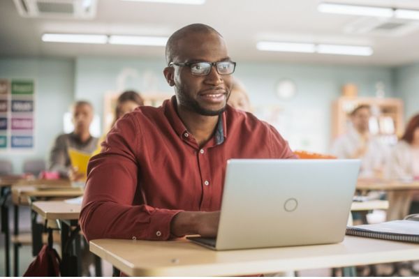 Homem adulto estudando em referência à reaplicação do Encceja 2024.