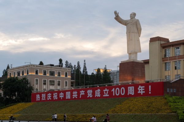 Estátua de Mao Tse Tung e placa em homenagem ao Partido Comunista da China, de extrema-esquerda.